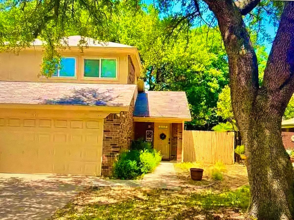 Townhouse for rent at 536 Essex Place, Euless, TX 76039