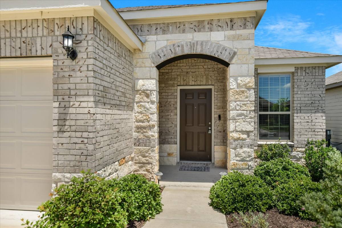House for rent at 216 The Duke Dr, Jarrell, TX 76537