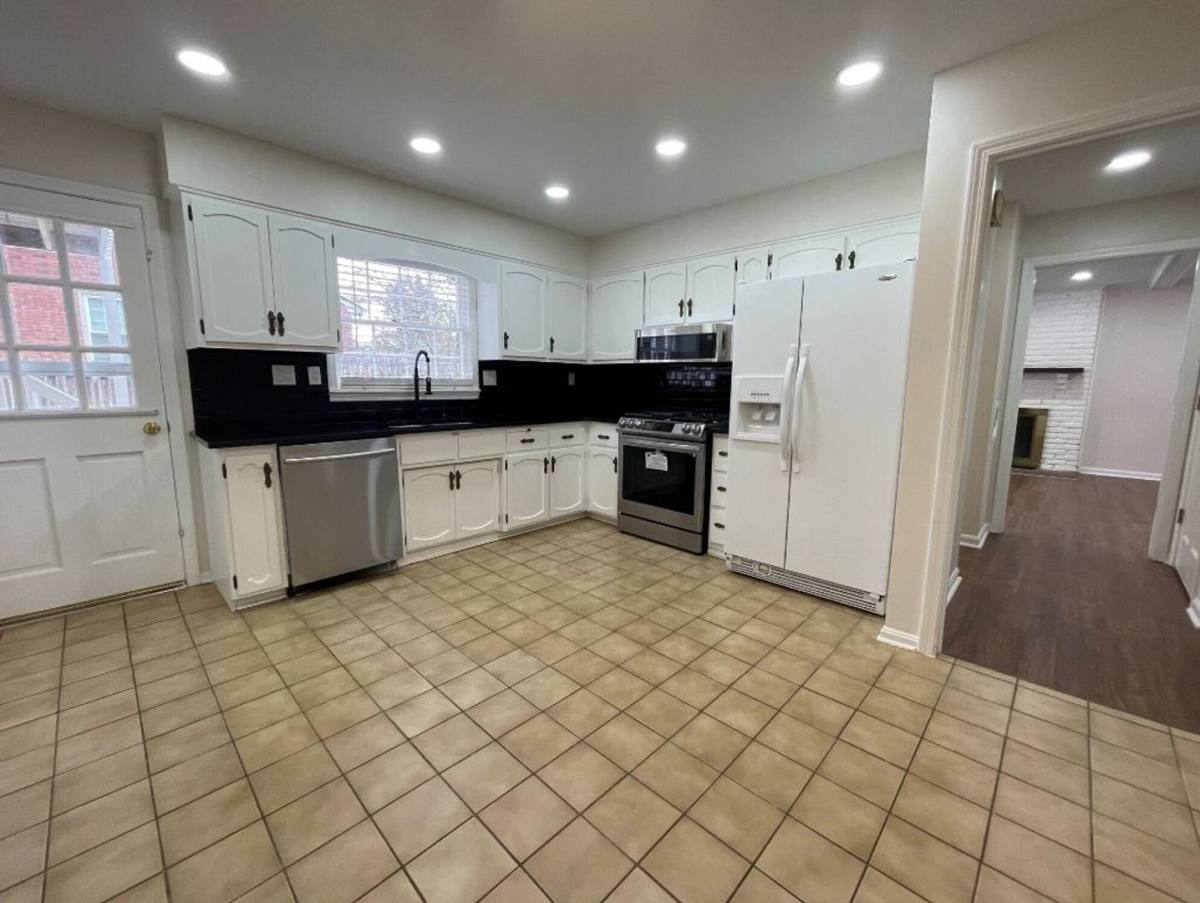 Apartment for rent at 10806 Dartford Place, Louisville, KY 40243