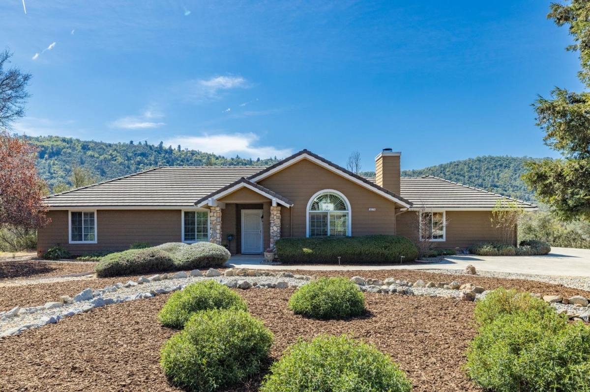 House for rent at 38778 Goldenrod Lane, Oakhurst, CA 93644