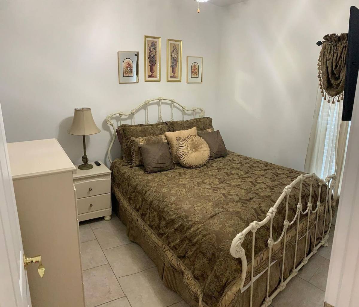 Apartment for rent at 411 W Intendencia St, Pensacola, FL 32502