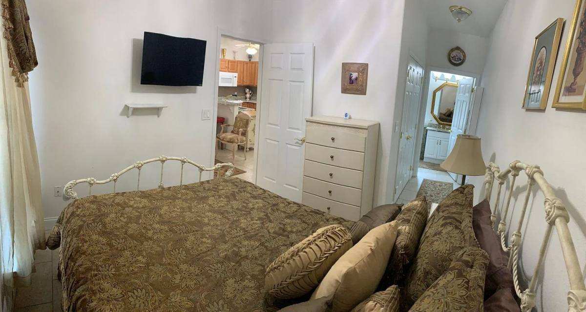Apartment for rent at 411 W Intendencia St, Pensacola, FL 32502