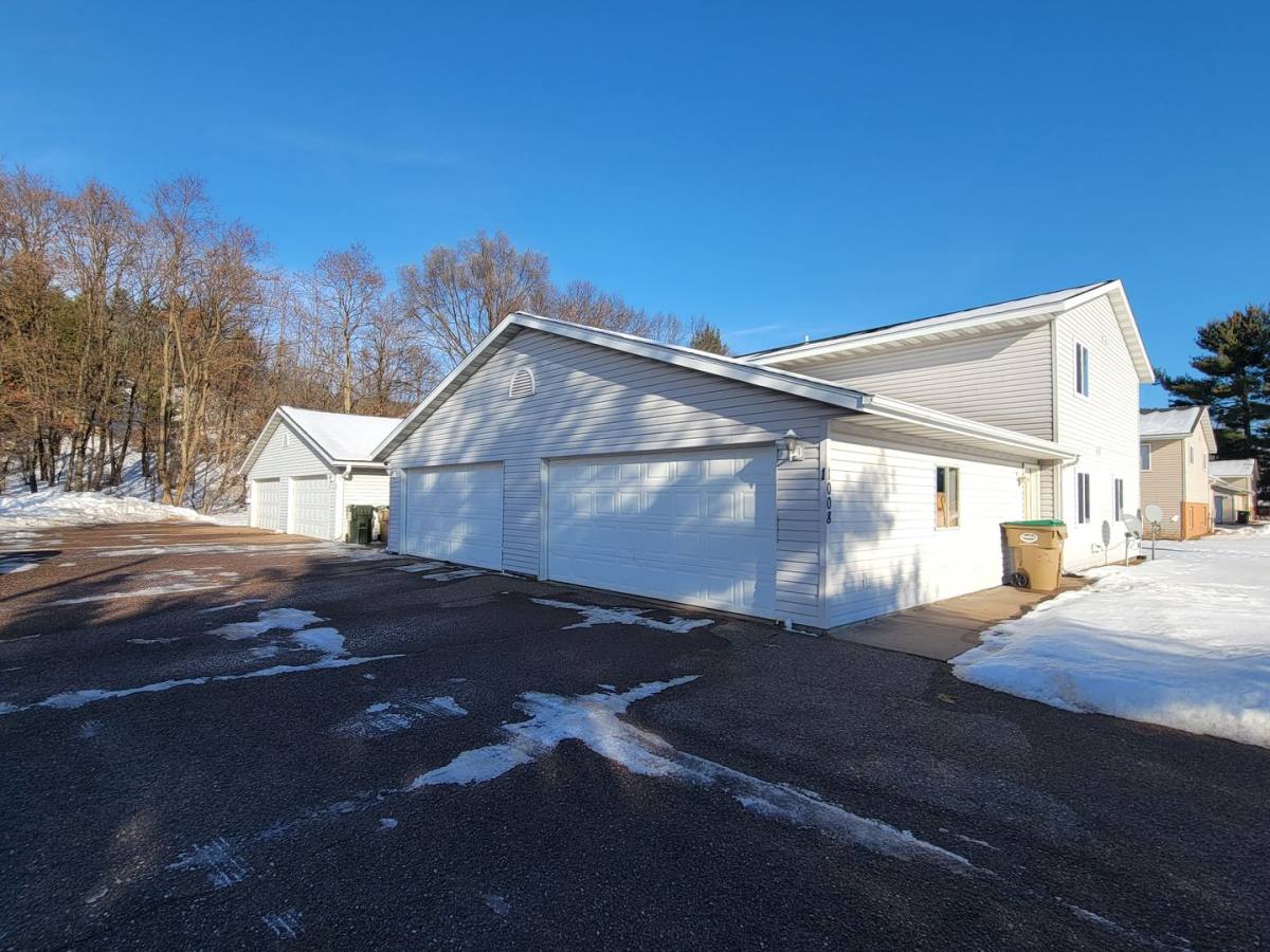 Apartment for rent at 1008 Dutchman Dr, Chippewa Falls, WI 54729
