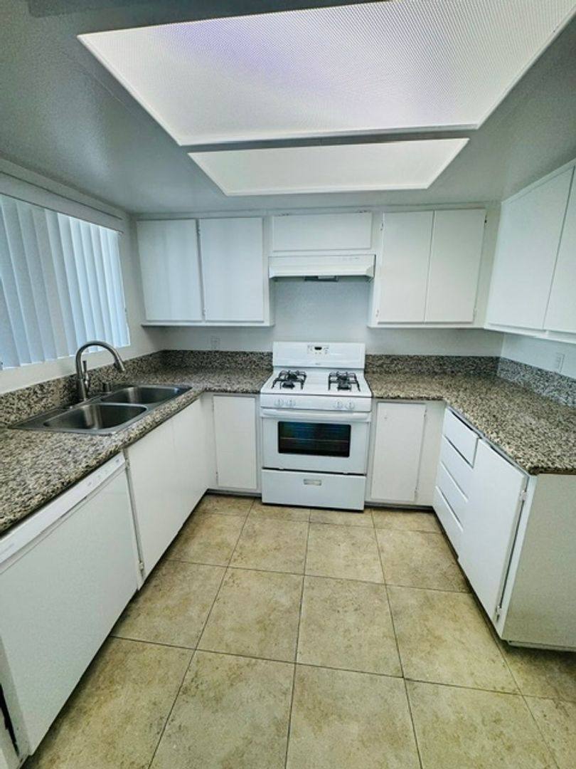 Apartment for rent at 410 E Elmwood Ave, Burbank, CA 91501
