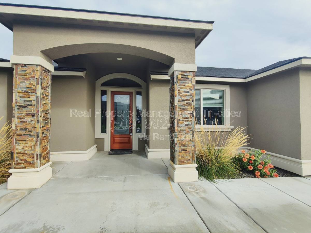 House for rent at 4801 Pinehurst Dr, Pasco, WA 99301