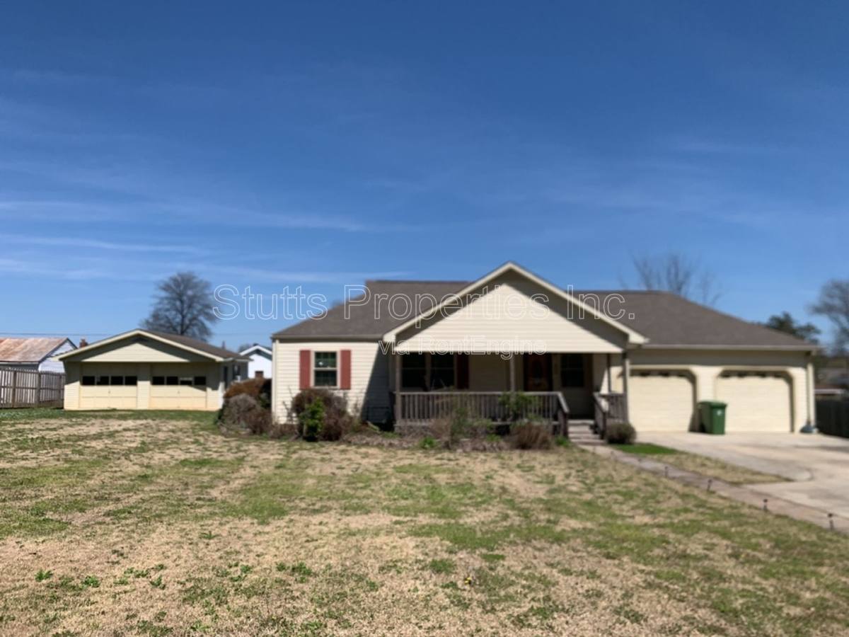 House for rent at 705 Courtland Ave, Muscle Shoals, AL 35661