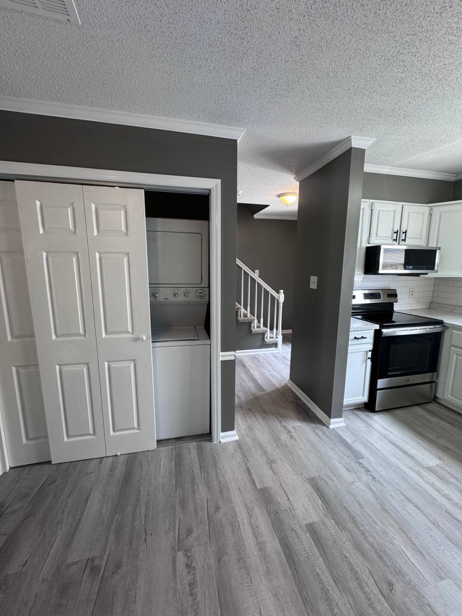 Townhouse for rent at 1131 Glendale Dr, Greensboro, NC 27406