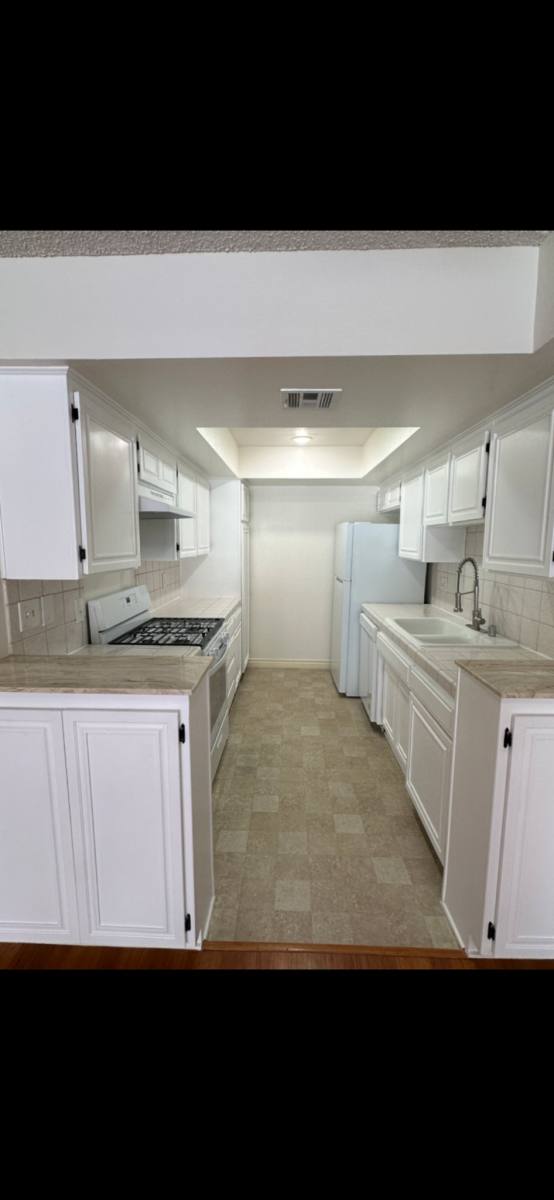Apartment for rent at 121 S Swall Dr, Los Angeles, CA 90048