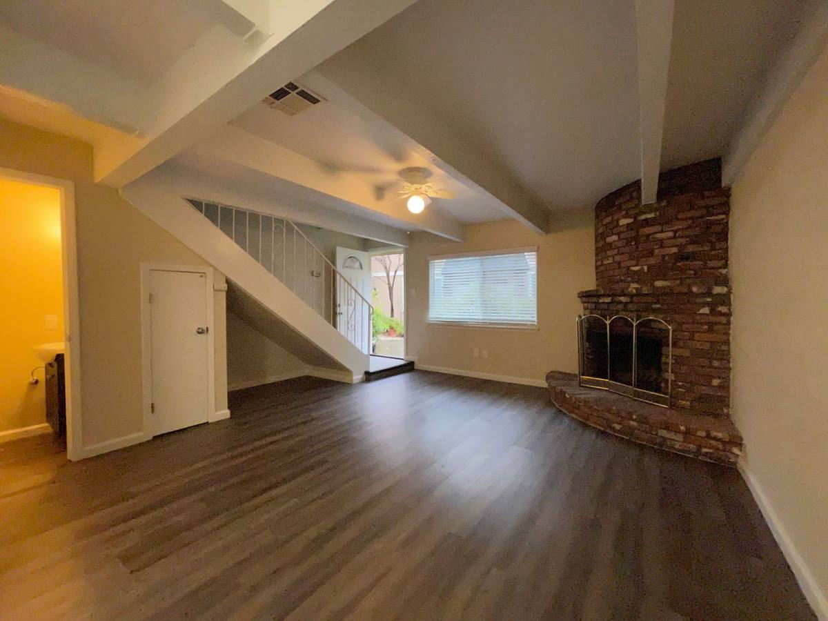 Townhouse for rent at 2410 S St, Sacramento, CA 95816