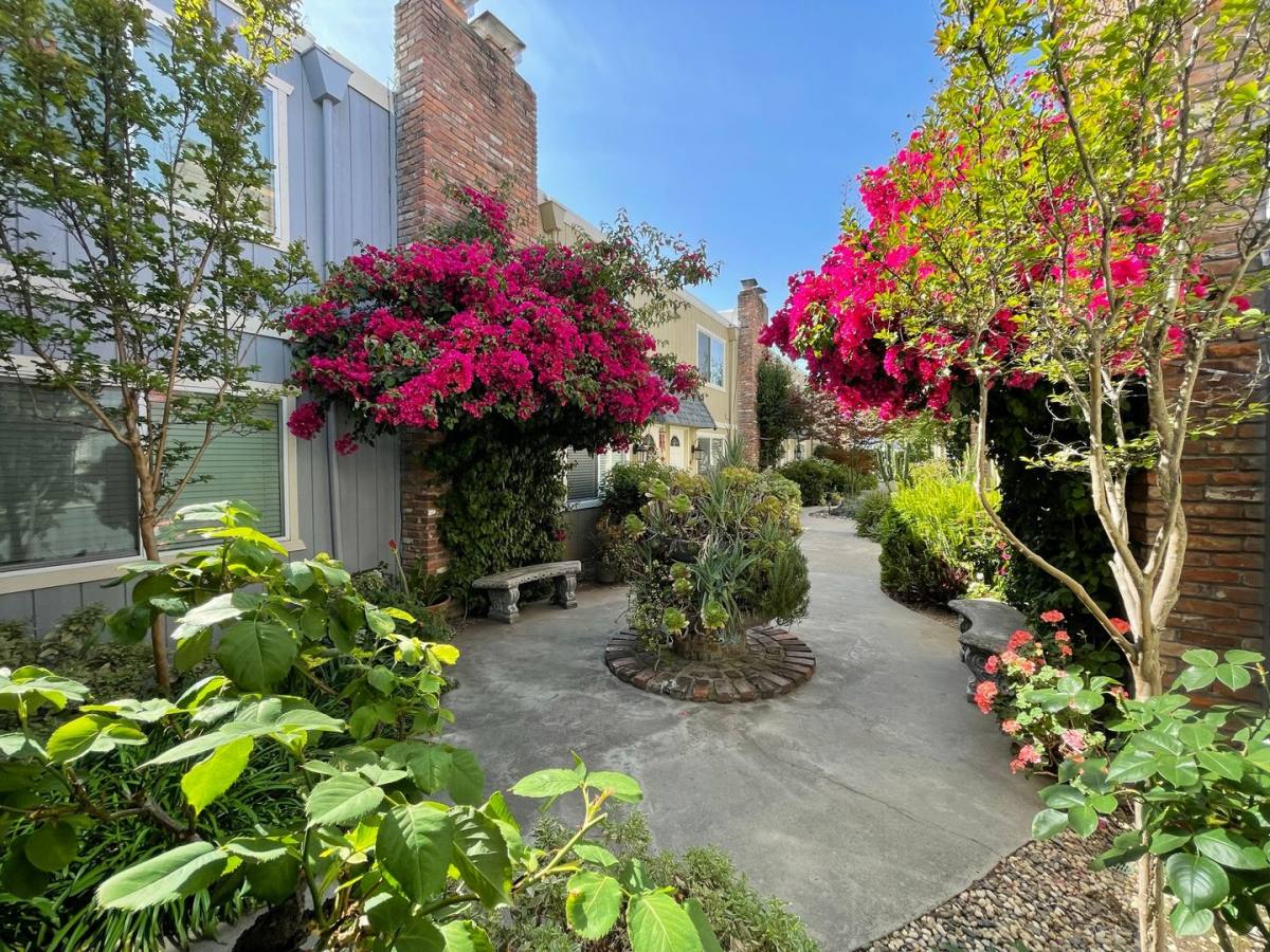 Townhouse for rent at 2410 S St, Sacramento, CA 95816