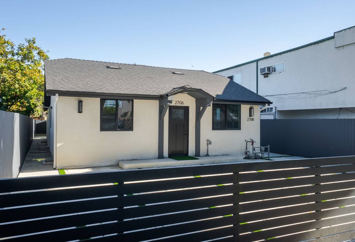 Apartment for rent at 2706 S Cochran Ave, Los Angeles, CA 90016