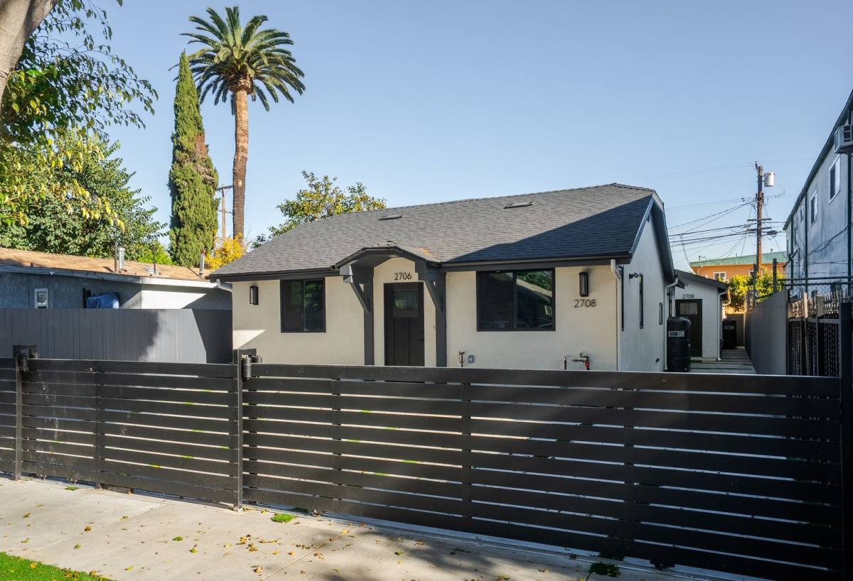 Apartment for rent at 2706 S Cochran Ave, Los Angeles, CA 90016