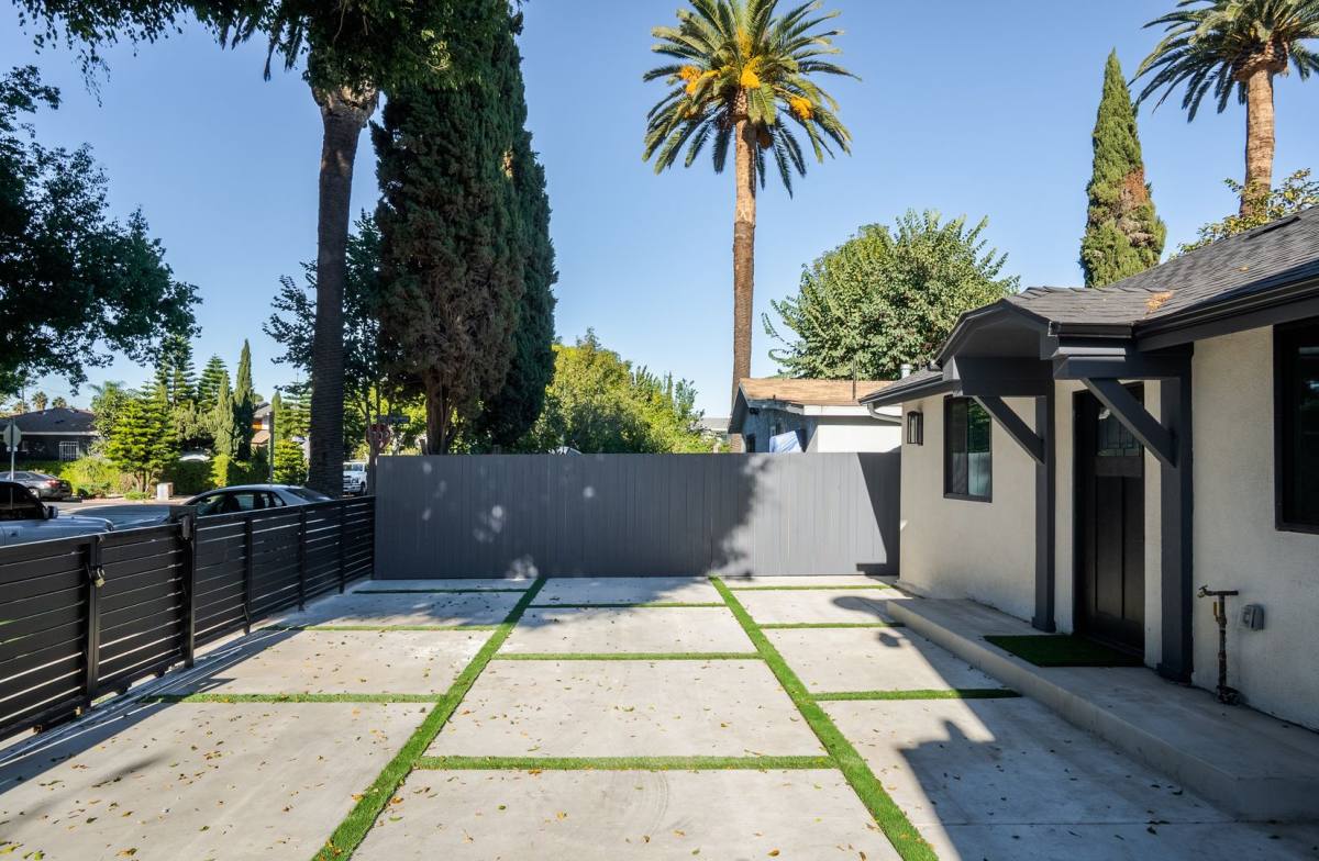 Apartment for rent at 2706 S Cochran Ave, Los Angeles, CA 90016