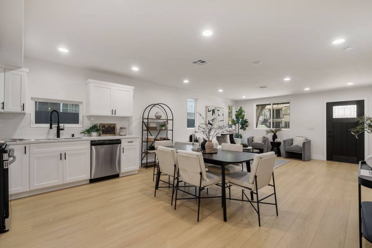 Apartment for rent at 2706 S Cochran Ave, Los Angeles, CA 90016