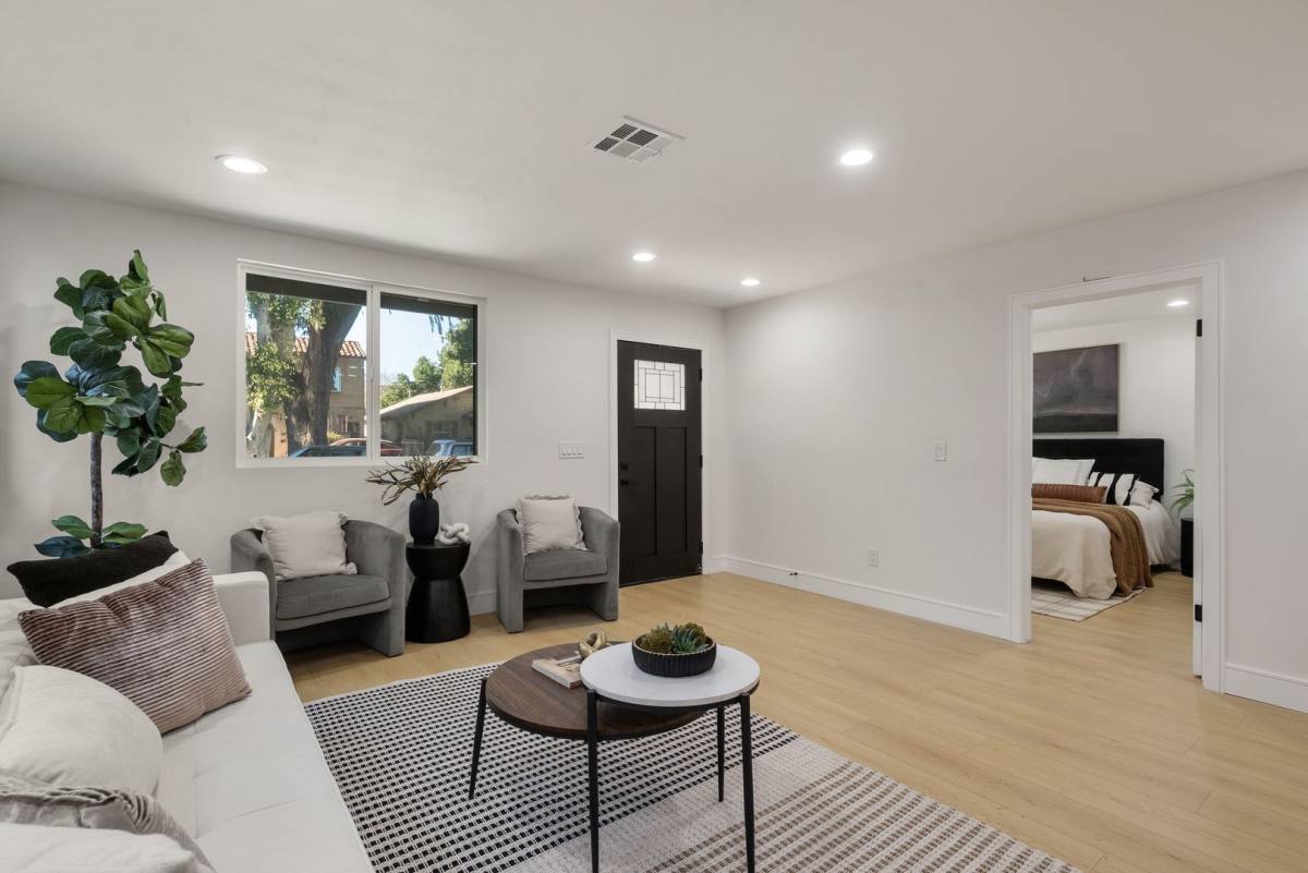 Apartment for rent at 2706 S Cochran Ave, Los Angeles, CA 90016