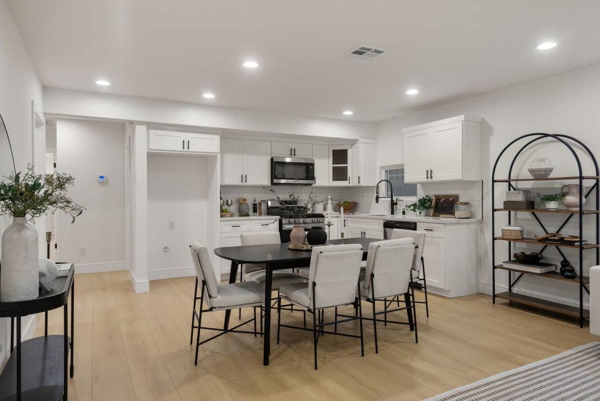 Apartment for rent at 2706 S Cochran Ave, Los Angeles, CA 90016
