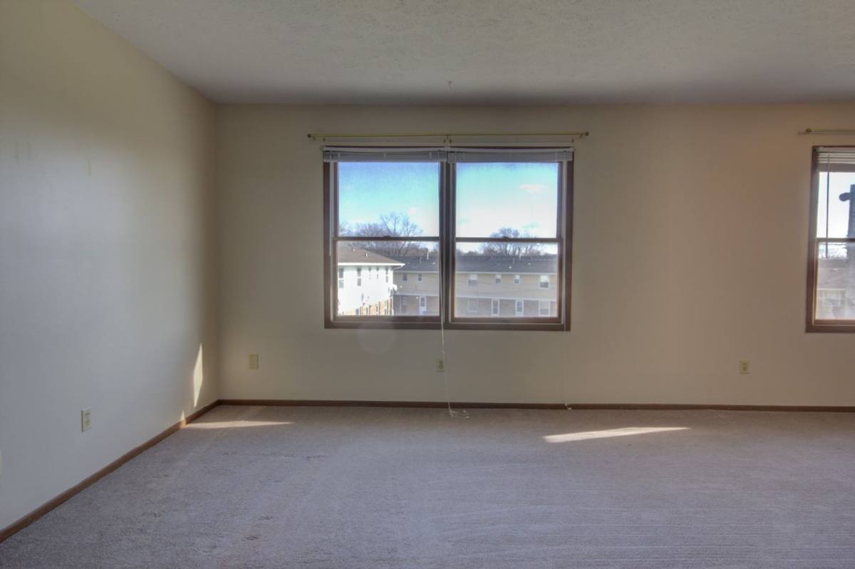 Apartment for rent at 715 Hillside Dr, Bettendorf, IA 52722