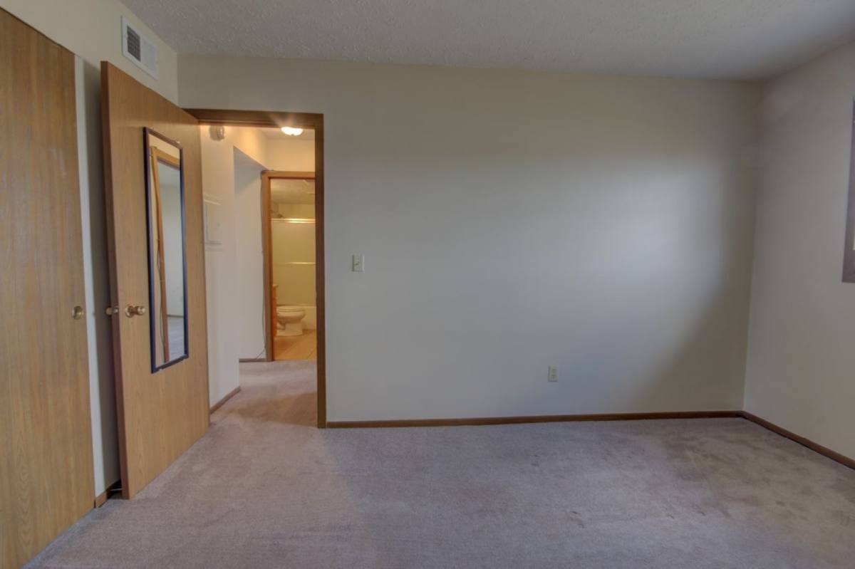 Apartment for rent at 715 Hillside Dr, Bettendorf, IA 52722