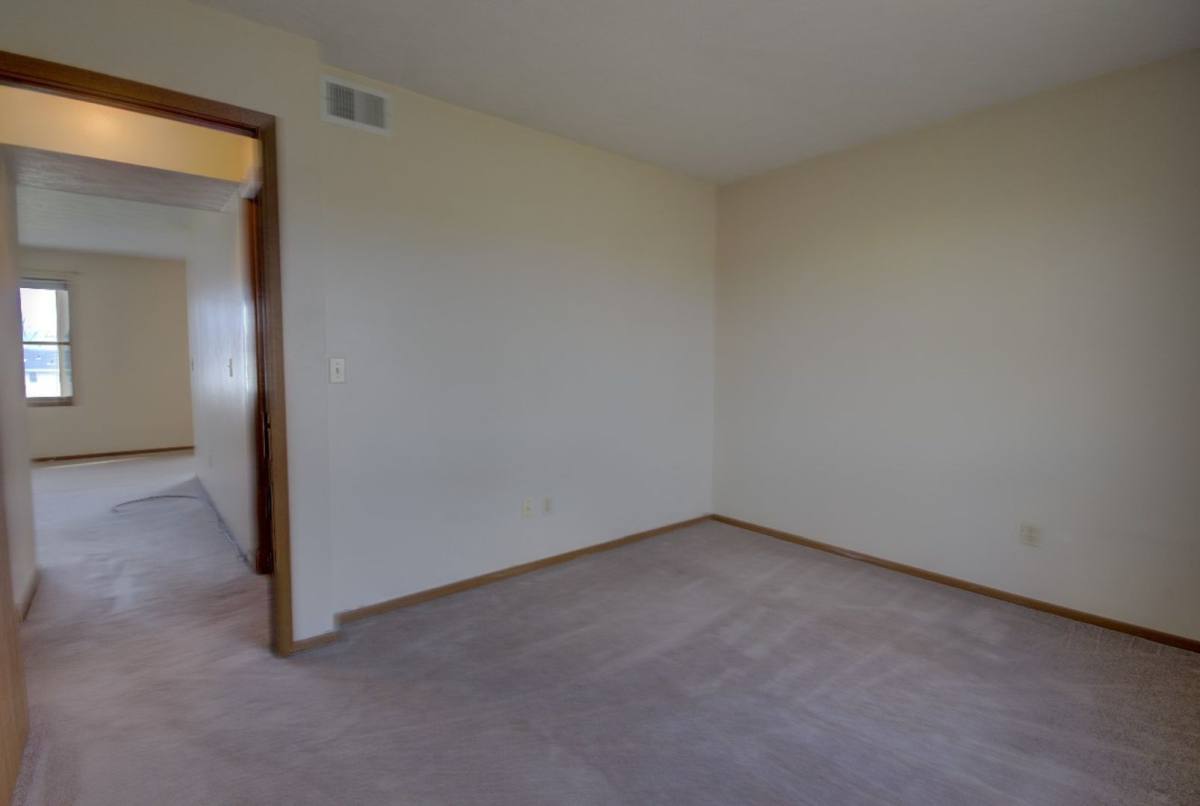 Apartment for rent at 715 Hillside Dr, Bettendorf, IA 52722