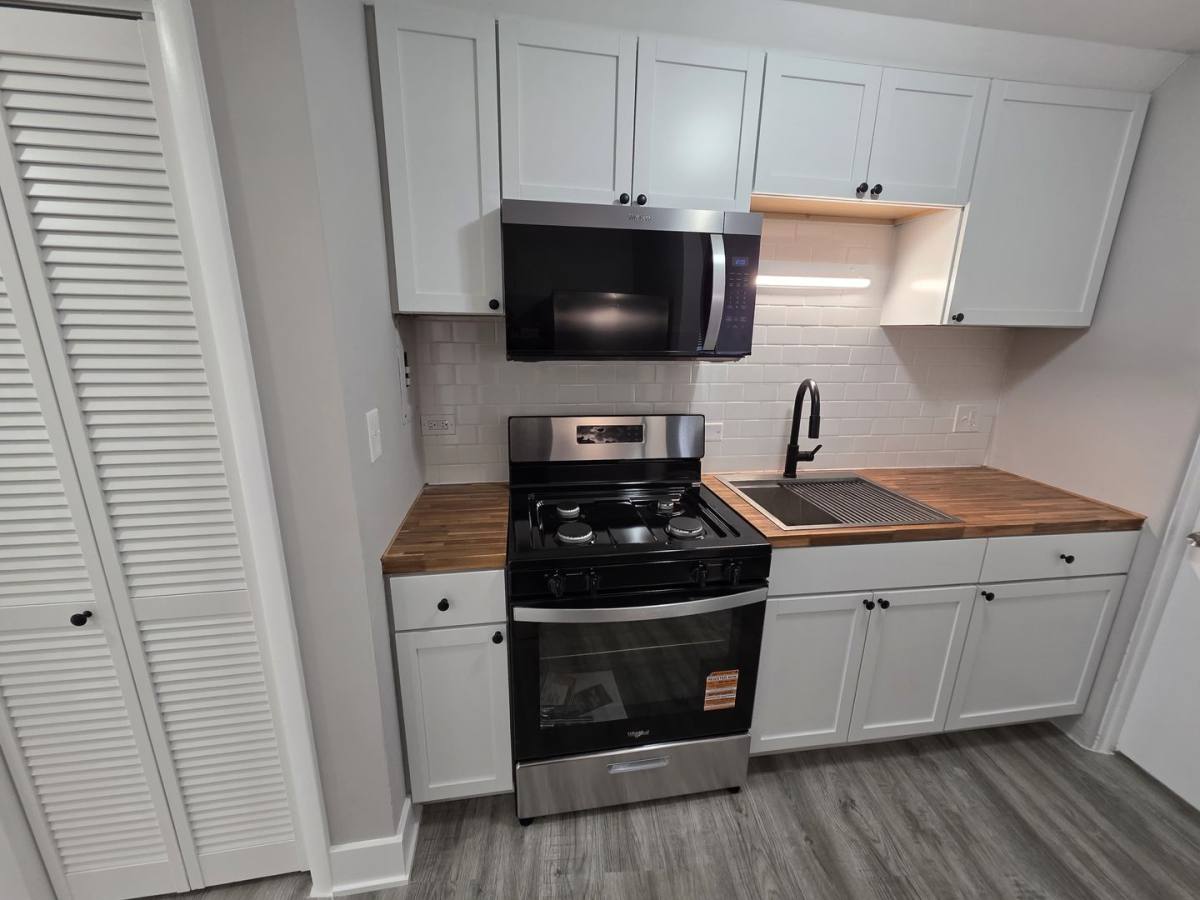 Apartment for rent at 6901 N Ridge Blvd, Chicago, IL 60645