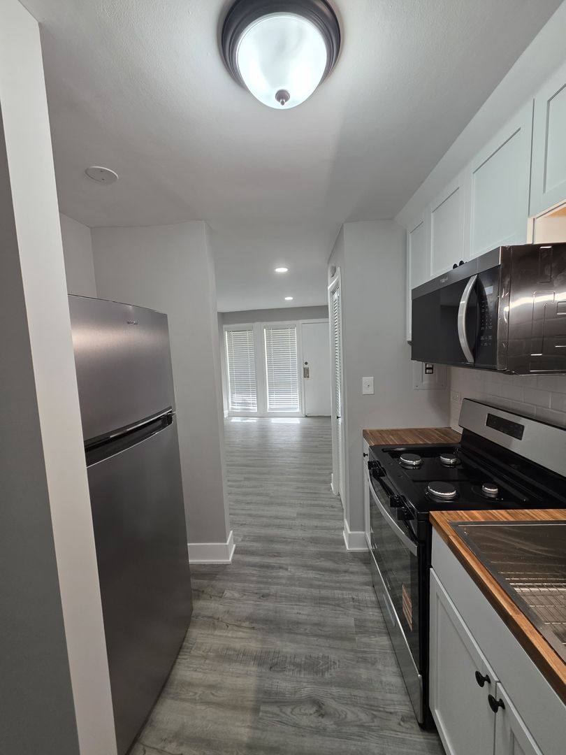 Apartment for rent at 6901 N Ridge Blvd, Chicago, IL 60645
