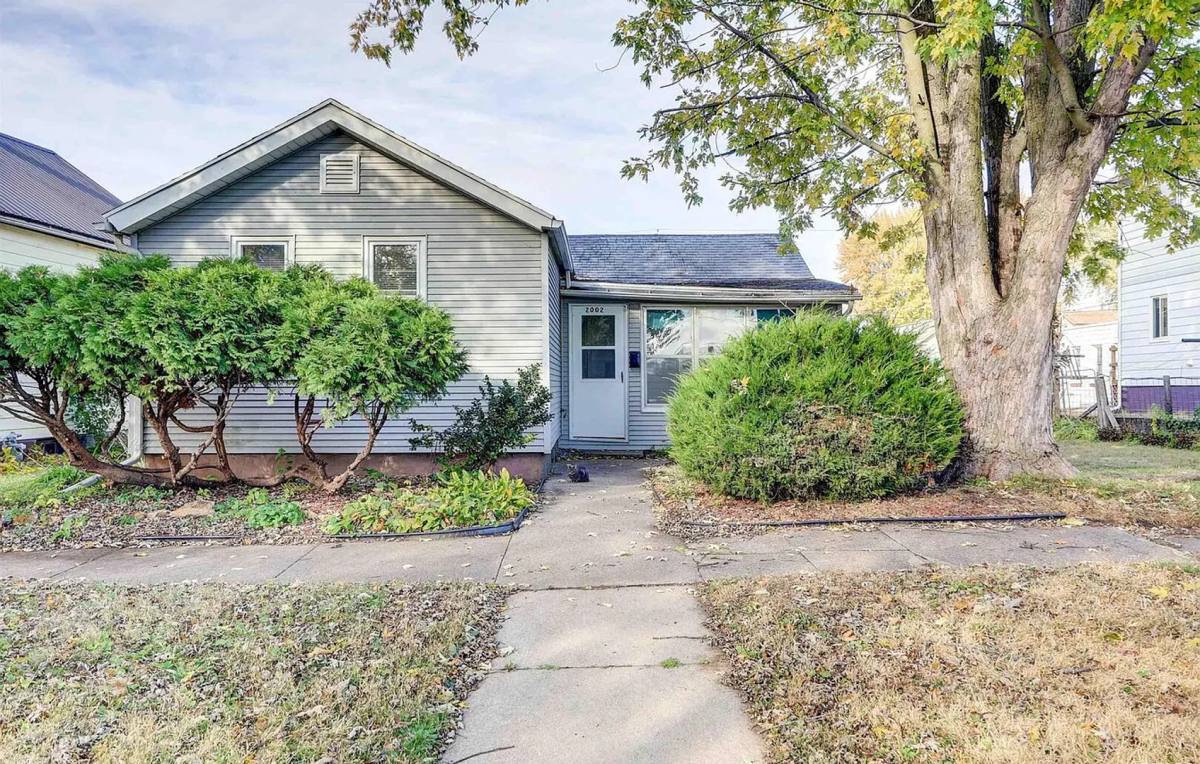House for rent at 2002 Garfield St, Clinton, IA 52732