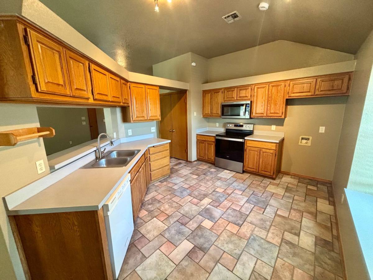 House for rent at 1304 Fairfax Circle, Yukon, OK 73099