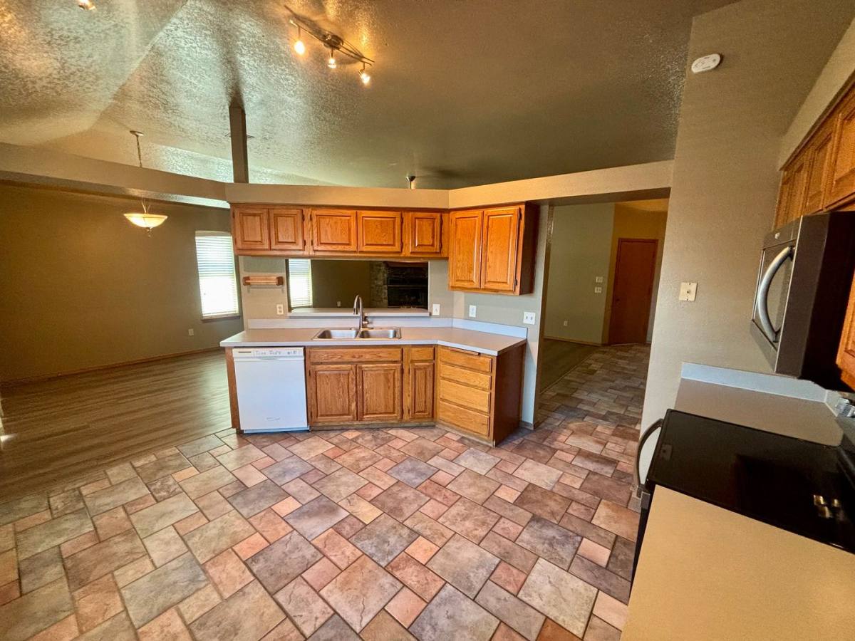 House for rent at 1304 Fairfax Circle, Yukon, OK 73099