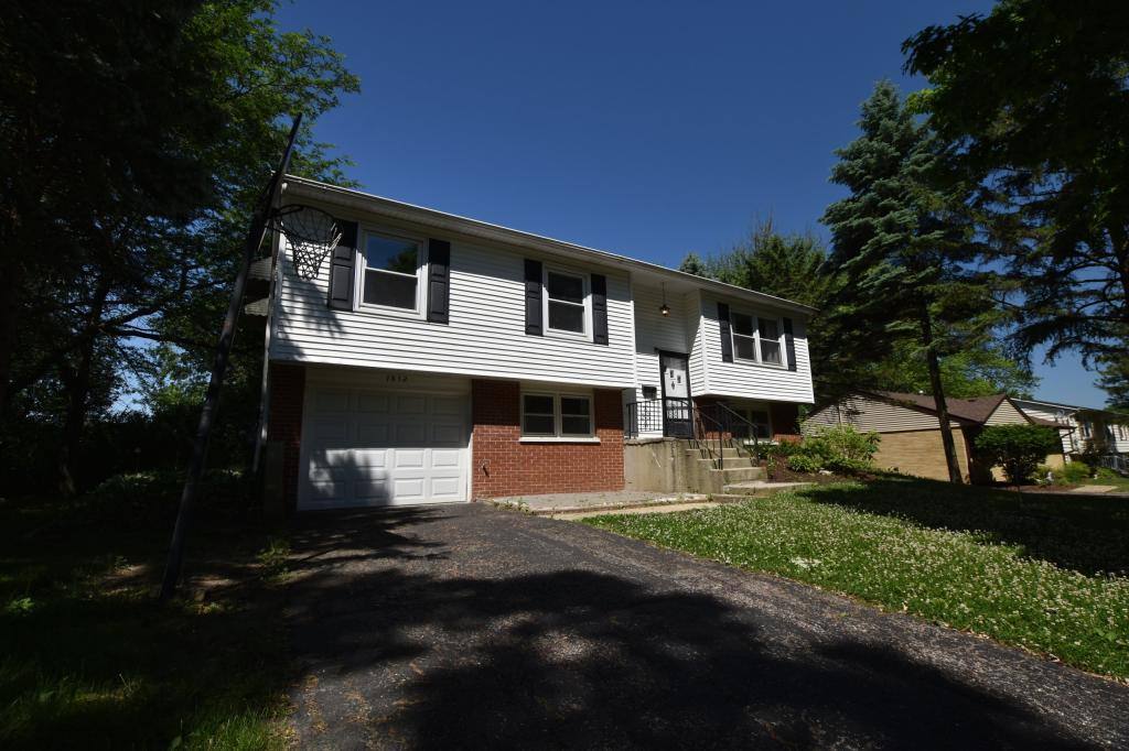 House for rent at 7852 Sprucewood Ave, Woodridge, IL 60517