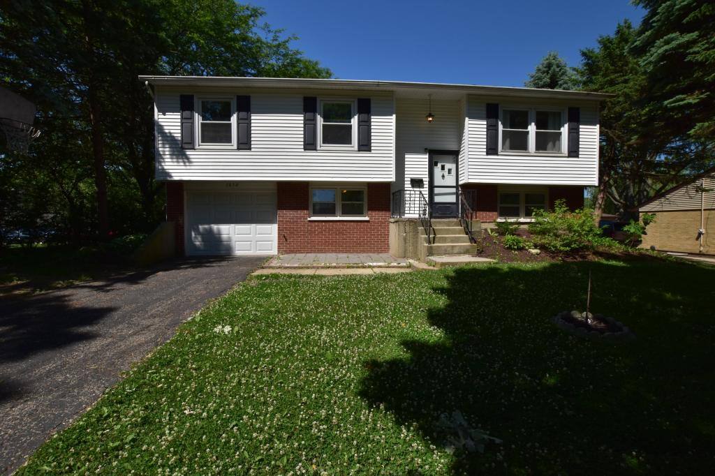 House for rent at 7852 Sprucewood Ave, Woodridge, IL 60517