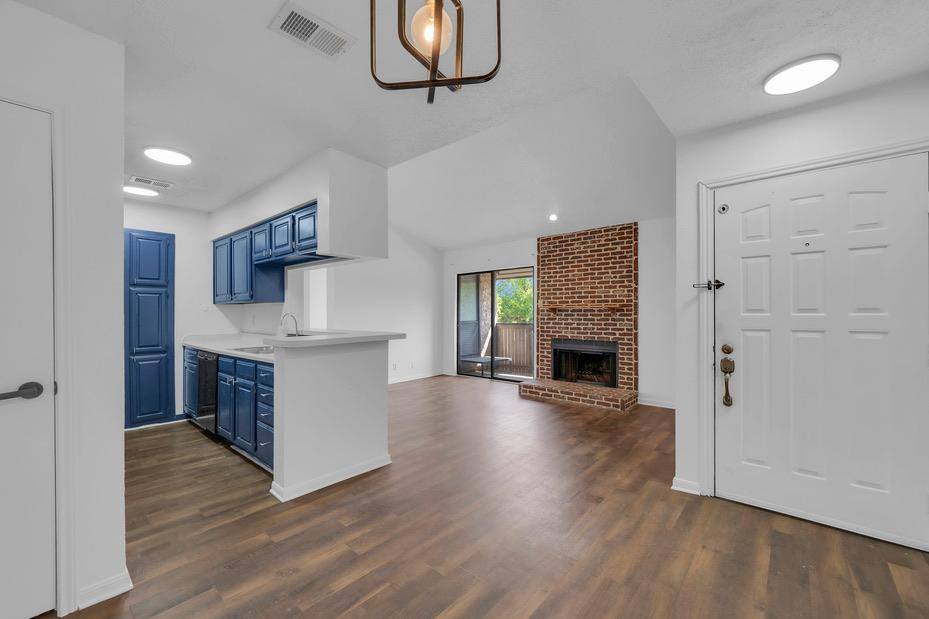 Apartment for rent at 2006 Cloisters Dr, Arlington, TX 76011