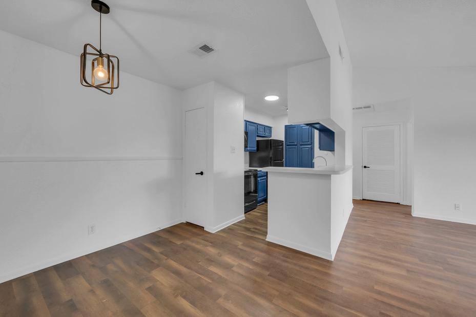 Apartment for rent at 2006 Cloisters Dr, Arlington, TX 76011
