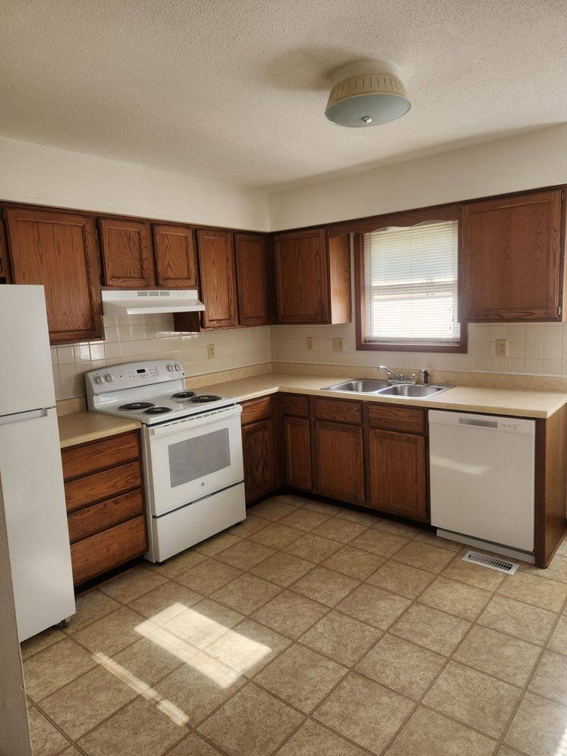 Apartment for rent at 413 N Ridgeview Dr, Warrensburg, MO 64093