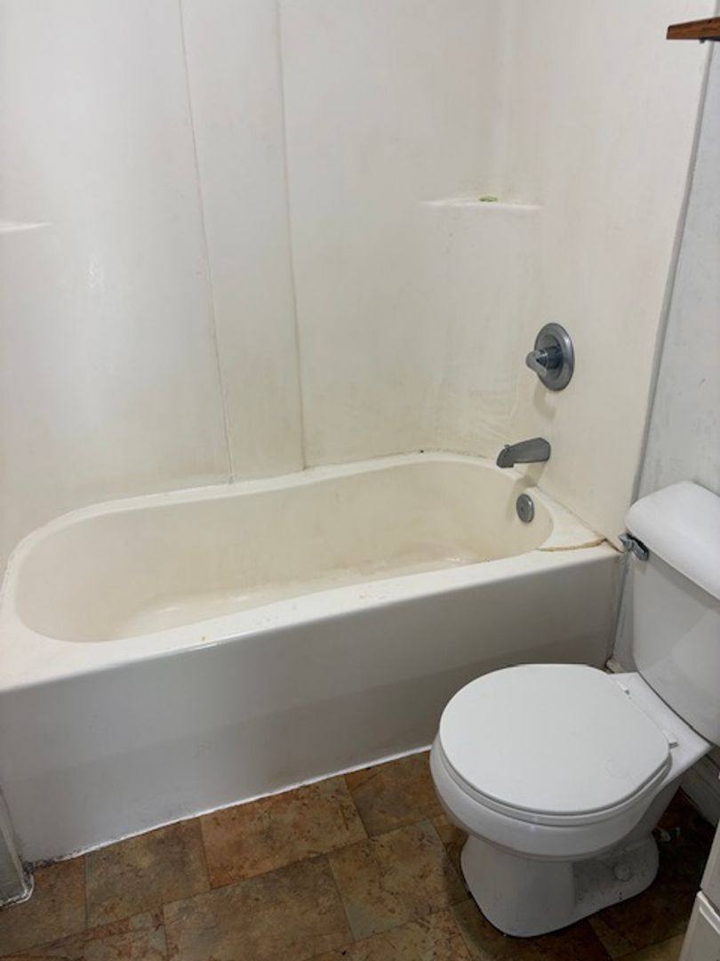 Apartment for rent at 408 Oak Ave, Waterloo, IA 50703