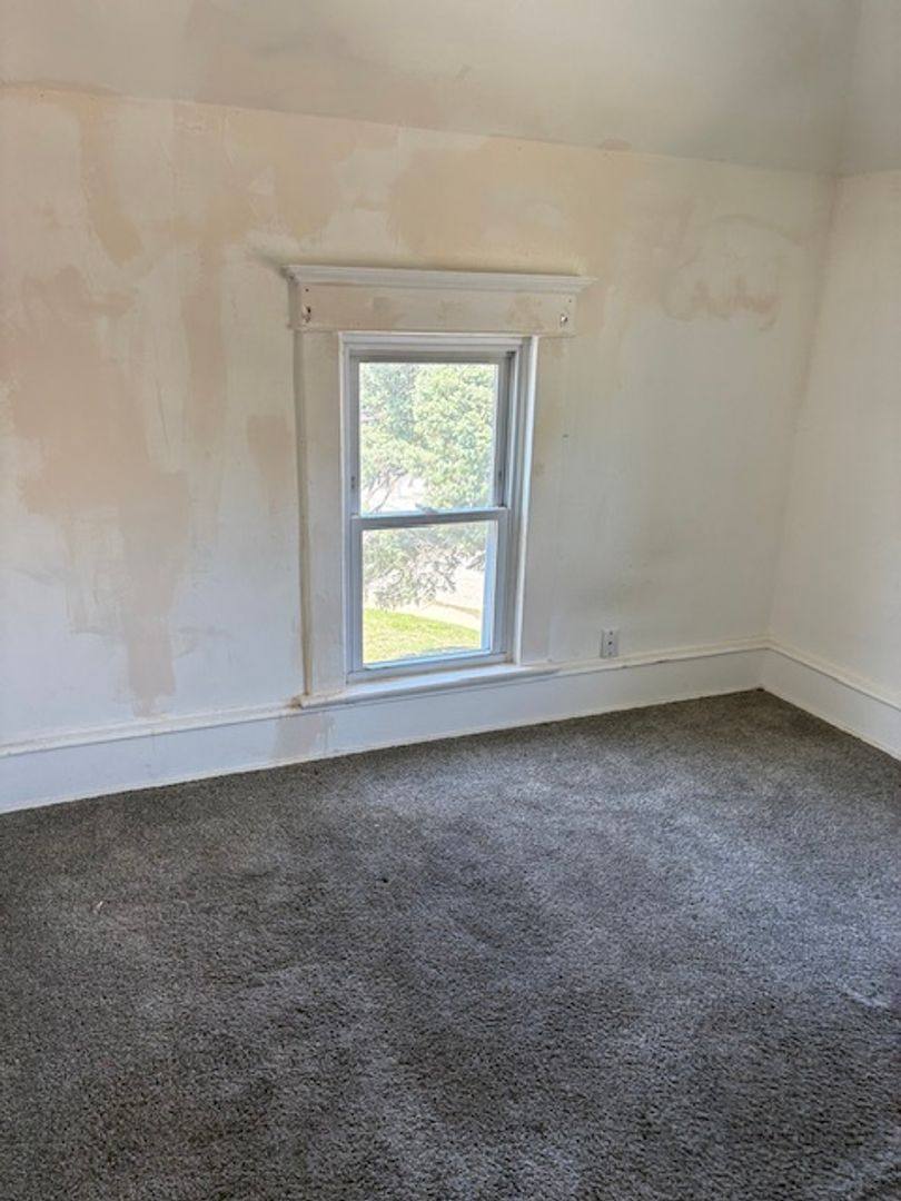 Apartment for rent at 408 Oak Ave, Waterloo, IA 50703