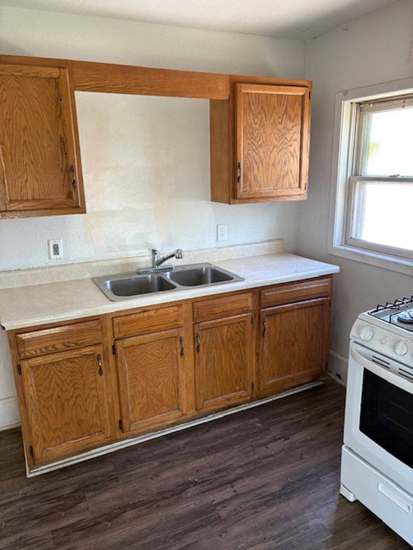 Apartment for rent at 408 Oak Ave, Waterloo, IA 50703
