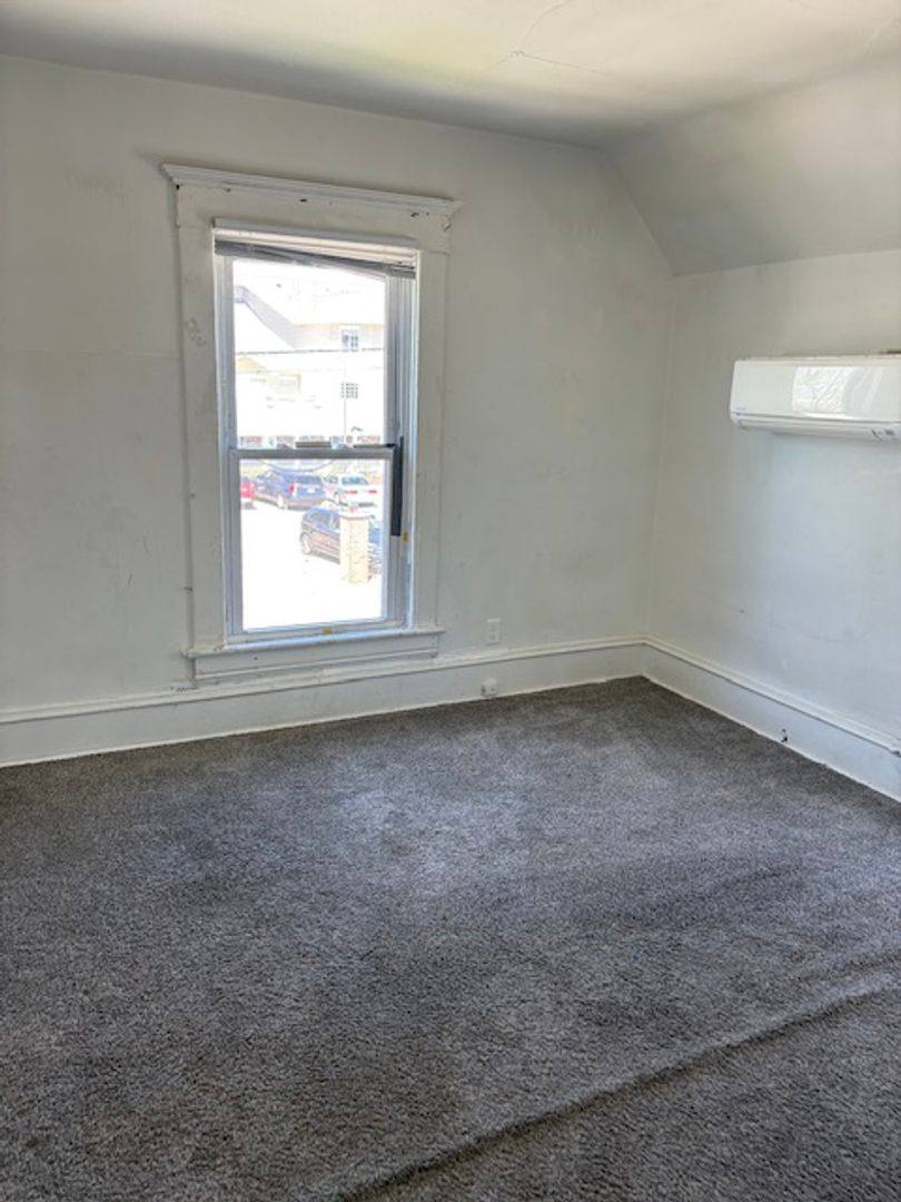 Apartment for rent at 408 Oak Ave, Waterloo, IA 50703