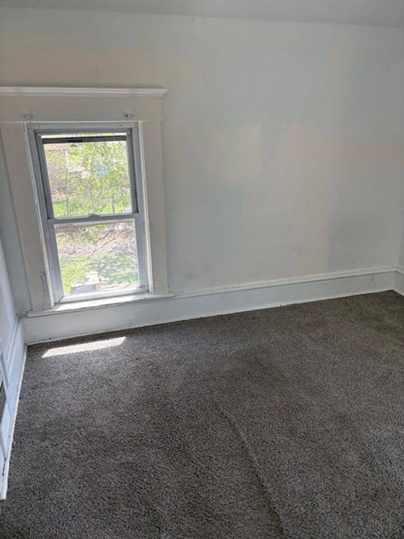 Apartment for rent at 408 Oak Ave, Waterloo, IA 50703