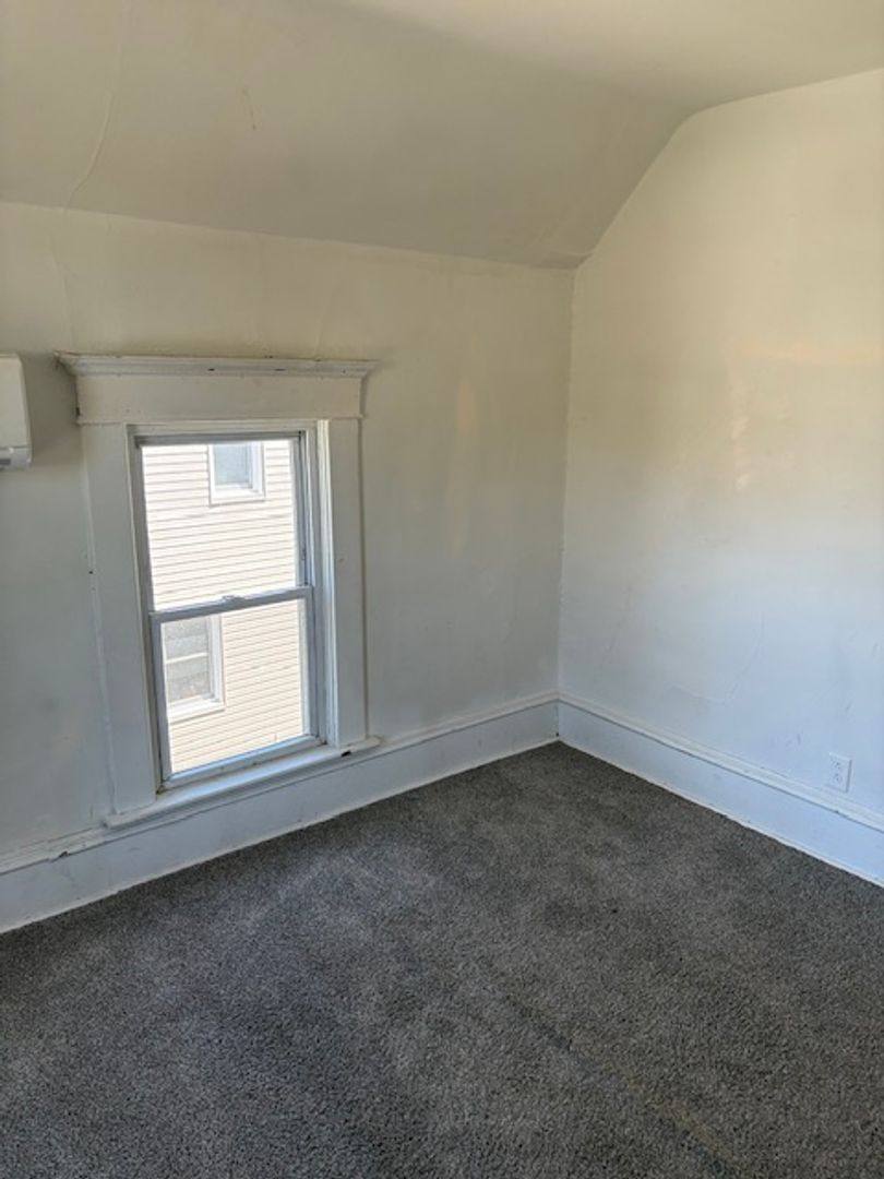 Apartment for rent at 408 Oak Ave, Waterloo, IA 50703