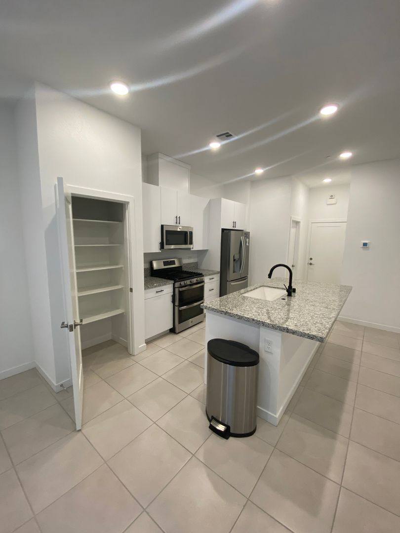Townhouse for rent at 3211 Centano Ave, Henderson, NV 89044