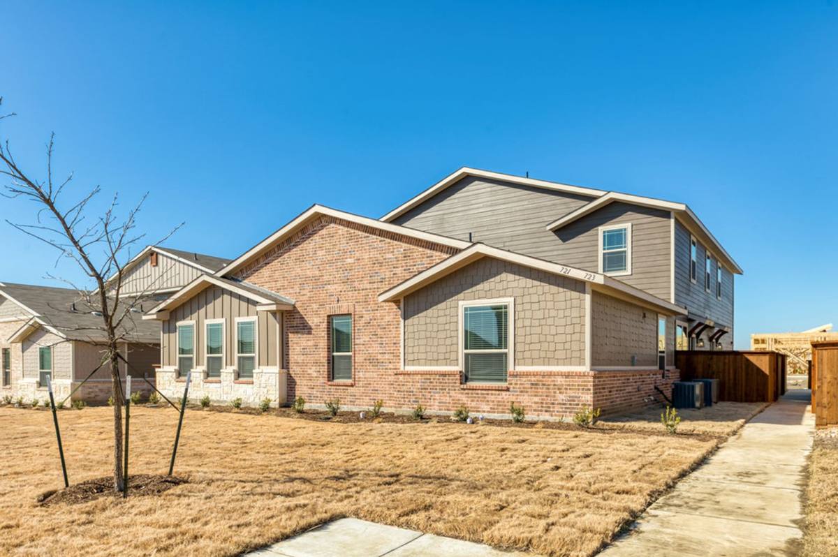 Townhouse for rent at 721 Harvest Moon Dr, Venus, TX 76084