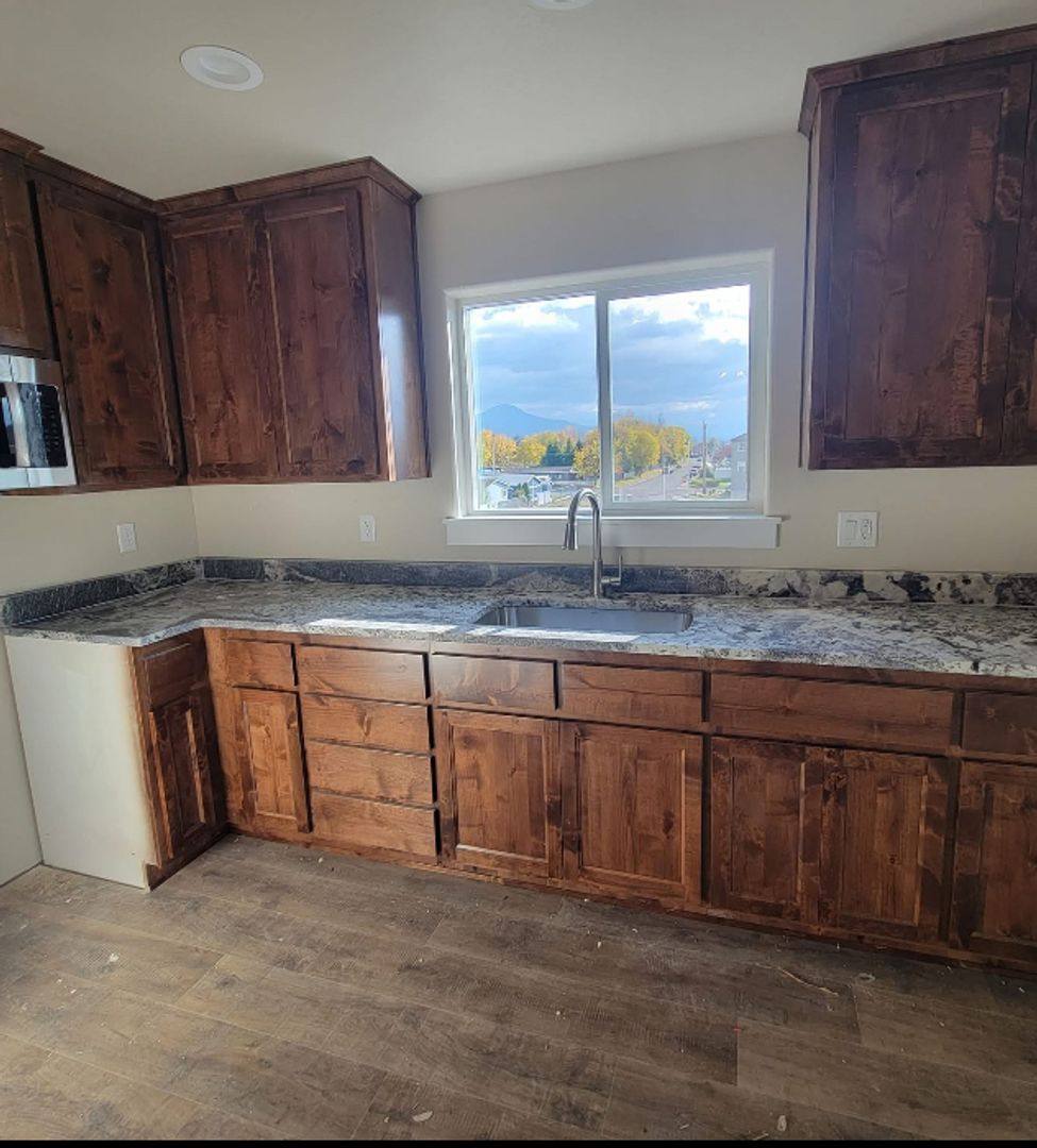 Apartment for rent at 7860 28th St, White City, OR 97503