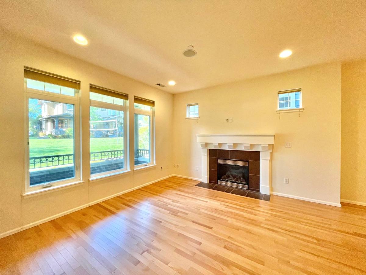 Townhouse for rent at 1790 10th Ave NE, Issaquah, WA 98029