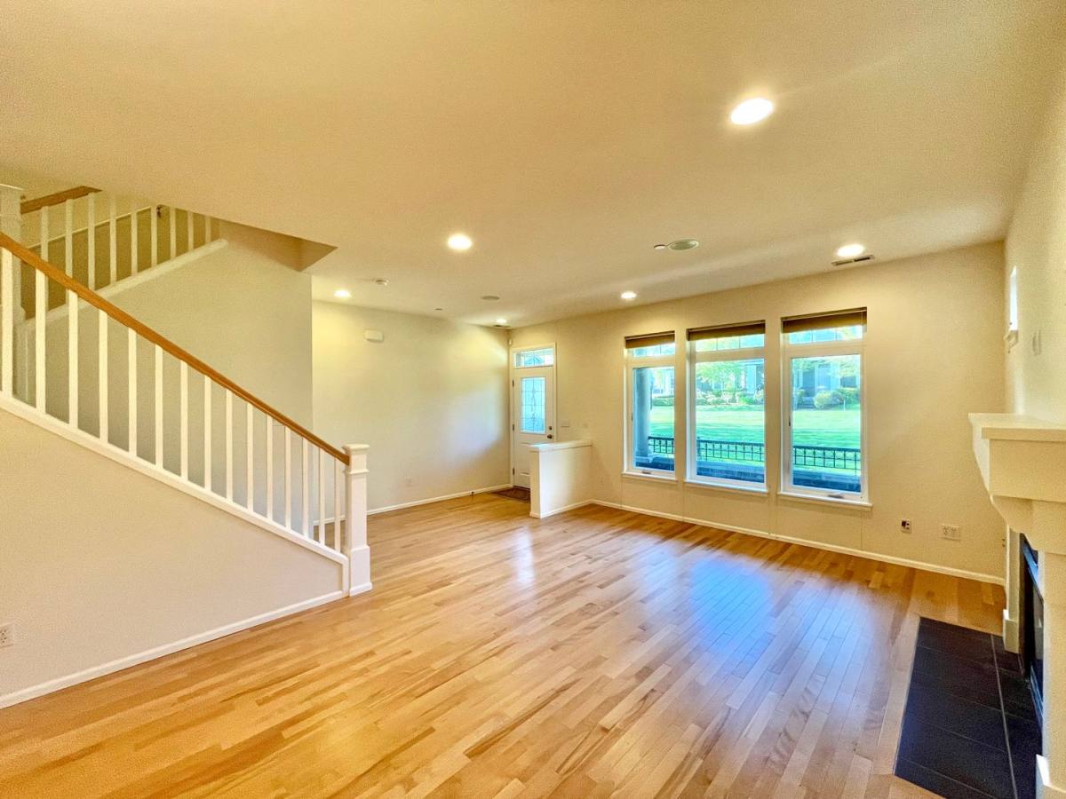 Townhouse for rent at 1790 10th Ave NE, Issaquah, WA 98029