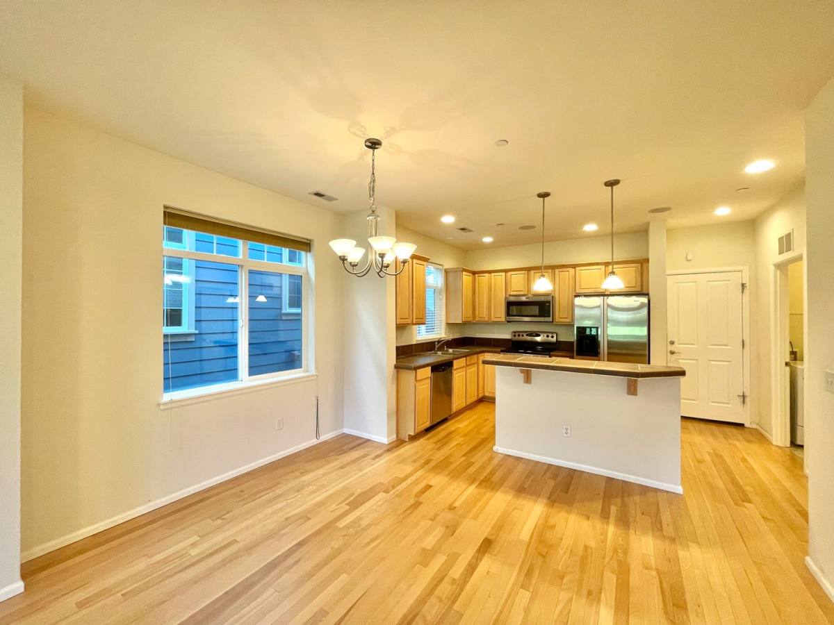 Townhouse for rent at 1790 10th Ave NE, Issaquah, WA 98029