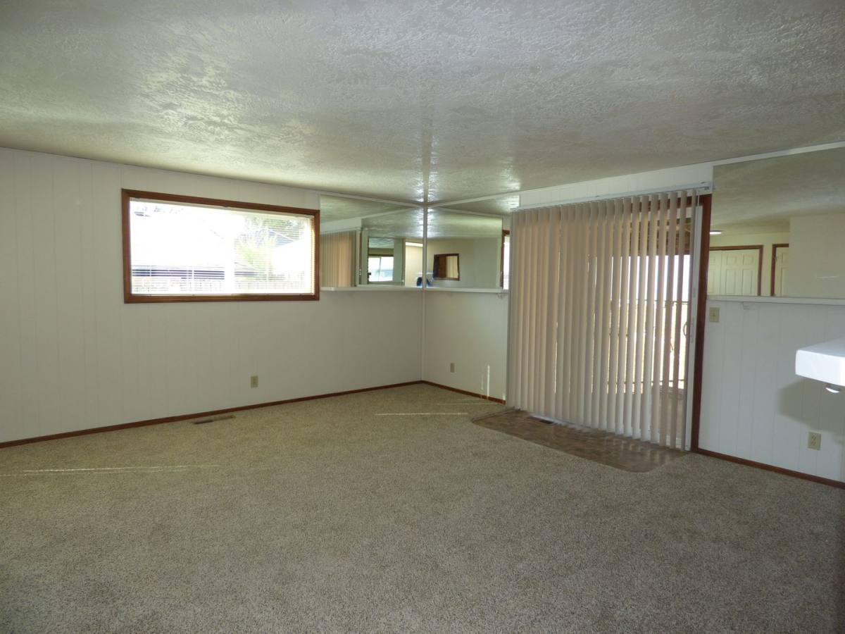 House for rent at 2081 Elmwood Dr S, Salem, OR 97306