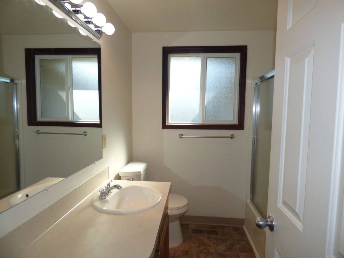 House for rent at 2081 Elmwood Dr S, Salem, OR 97306