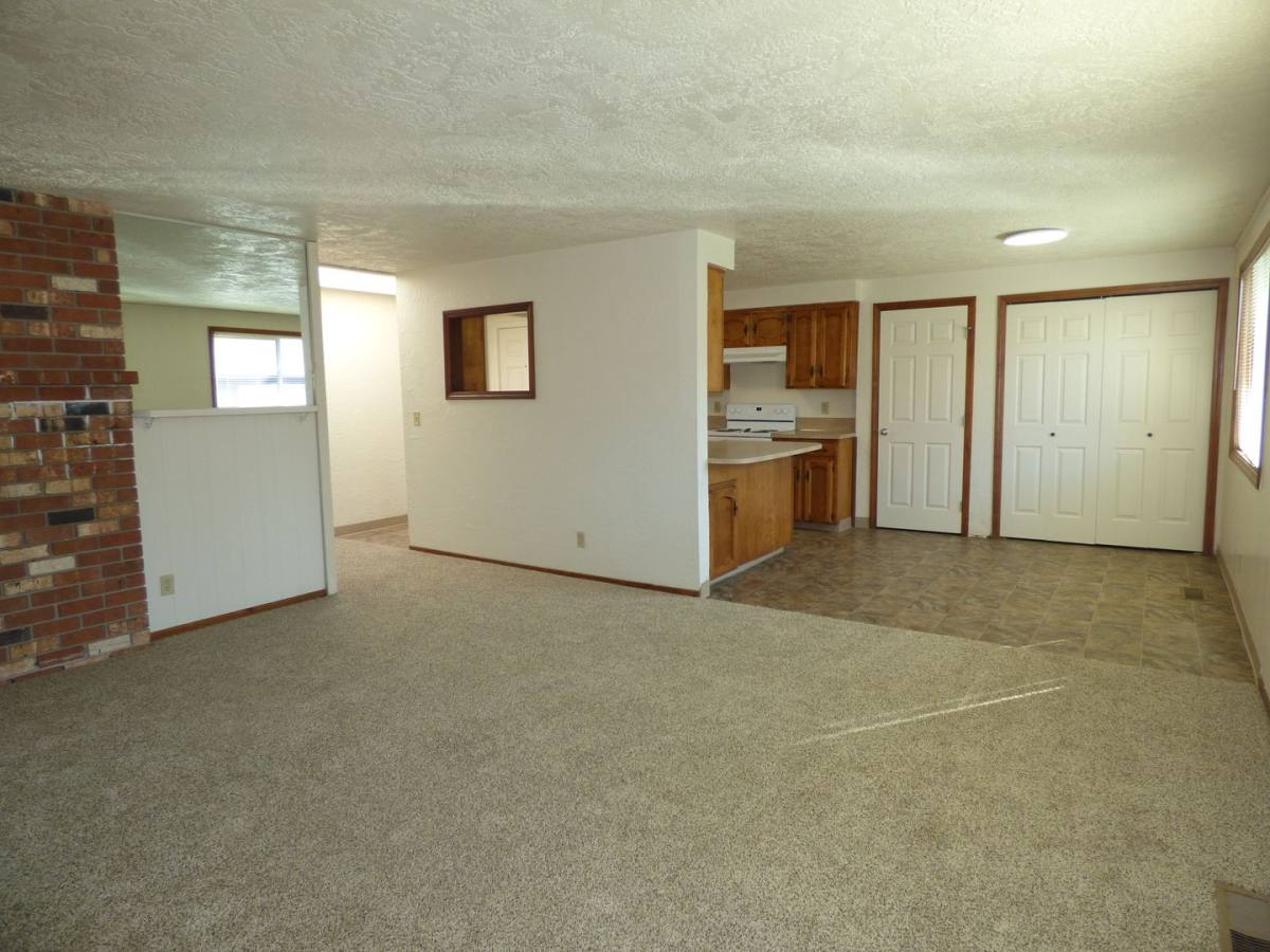 House for rent at 2081 Elmwood Dr S, Salem, OR 97306