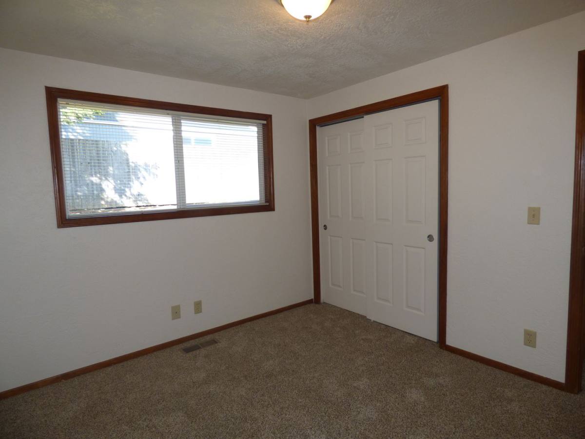 House for rent at 2081 Elmwood Dr S, Salem, OR 97306