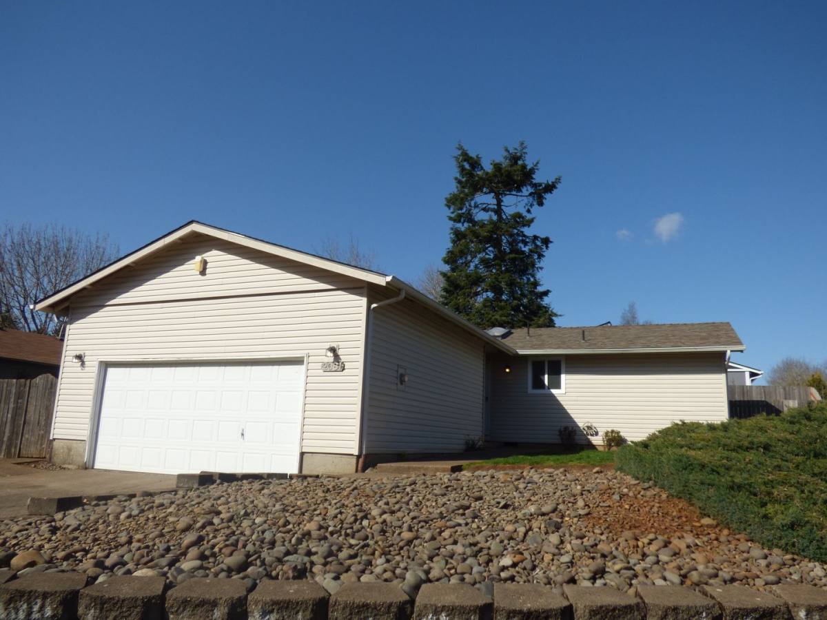 House for rent at 2081 Elmwood Dr S, Salem, OR 97306